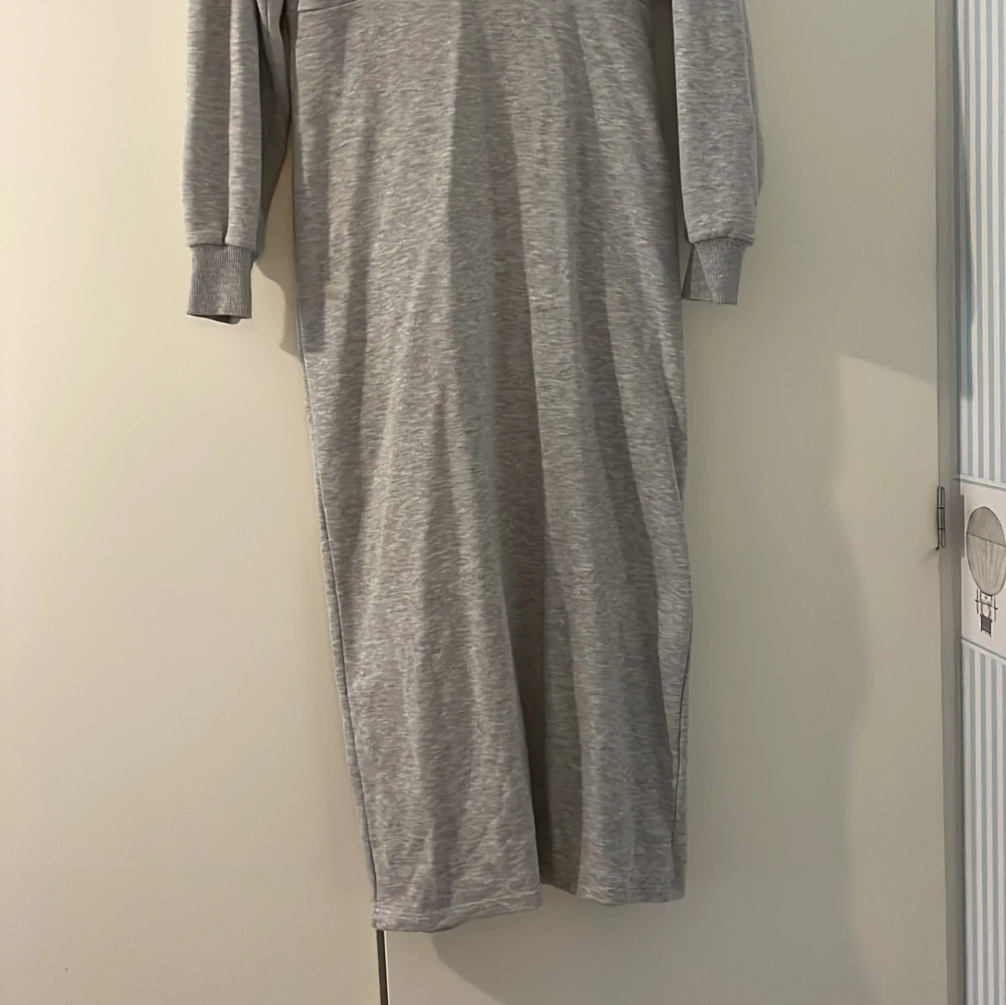 Grå lång hoodieklänning med slits - 1