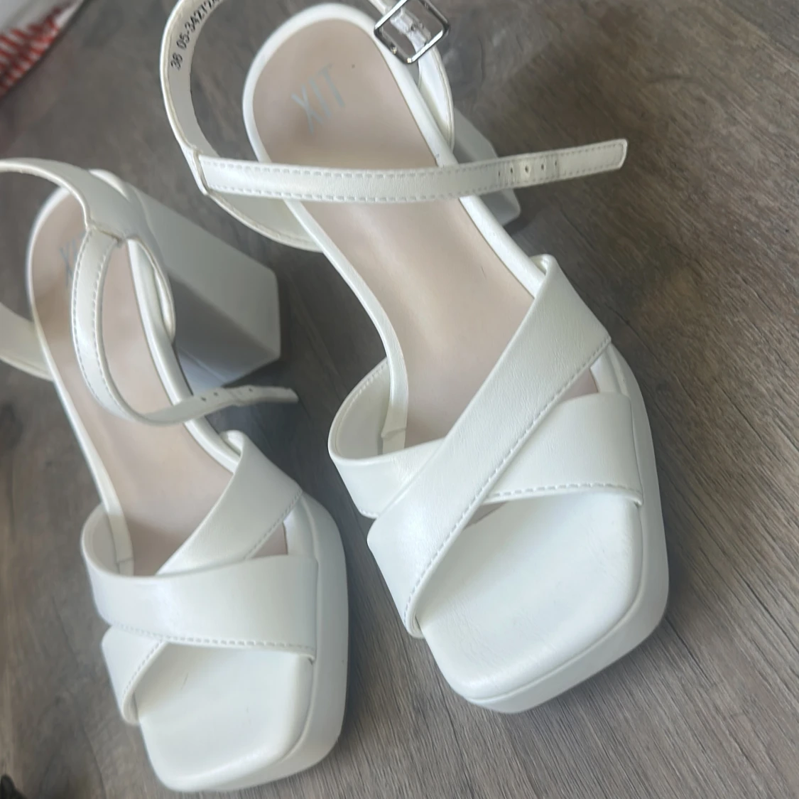 Vita chunky sandaler med klack från XIT - 1