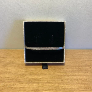 Silver armband  - Silver armband stämplad ”835”. Armlänken är 20 cm långt och väger ca 8 gram. Armbandet har även ett säkerhetslås som syns på bild 3. Lådan på bilden medföljer ej. Hör av er vid frågor!💕