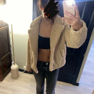 Beige teddyjacka från H&M - Har jenuint aldrig gått ut i denna och har fortfarande kvar tagen Tillverkad i 100% återvunnen polyester.