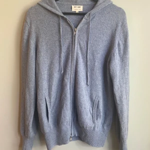  Soft Goat hoodie - Ljusblå hoodie från Soft Goat i 100% kashmir. Nyskick. Nypris ≈3000kr mitt pris =1199kr. Om du har fler frågor eller funderingar är det bara att skriva.