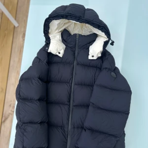 Limiterad moncler jacka - En galen limiterad moncler dunjacka i väldigt fint skick. 🤩Jackan har användts väldigt sparsamt och har inga defekter eller skador. Den är i storlek 1 vilken motsvarar S i herrstorlek. Nypris ligger runt 16-18 000 💸😳 priset kan diskuteras vid snabb affär🤝