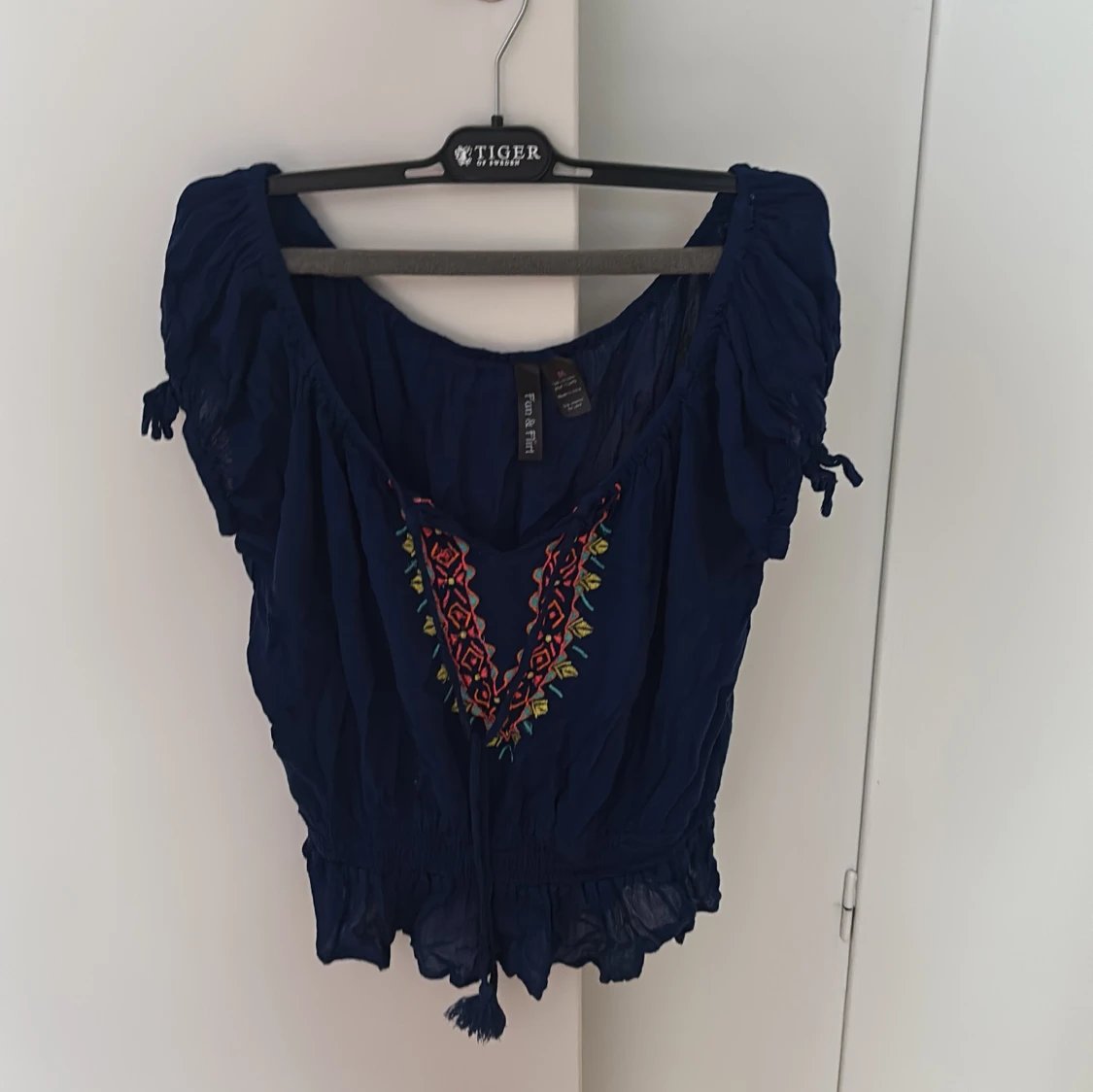 Mörkblå blus med broderi Fun & Flirt