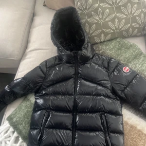 Tunn dunjacka från colmar!!❤️ - En superfin tunn/mellan dunjacka från colmar som är superfin! Den har glans på utsidan som gör den ännu snyggare och perfekt för hösten som kommer! Den är i killstorlek xs men sitter som en s/m för mig! Den har en liten defekt på underärmen men inget man märker, skriv för fler bilder och skicka gärna prisförslag!❤️❤️