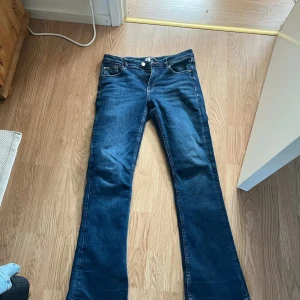 Mörkblå bootcut jeans, gina tricot 158/164 - Snygga mörkblå jeans från gina tricot. Storlek 158/164