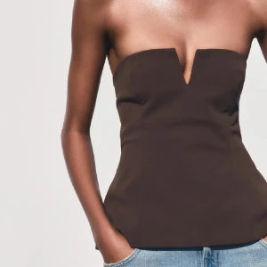 Topp - Skitsnygg topp från Zara! Enbart använd två gånger, men kommer inte till användning! Kan skicka egna bilder o pris kan självklart diskuteras🥰