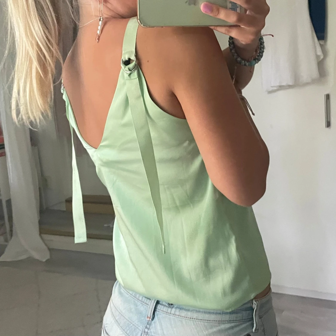 Ljusgrön linnetopp med knytband - 2