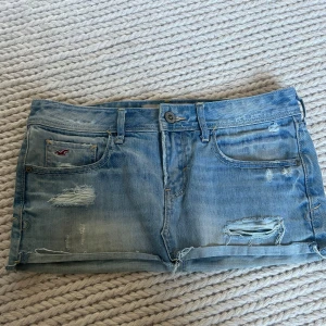 Hollister jeanskjol - Säljer denna snygga mini kjolen från Hollister! Bra skick! Storlek 26/Xs💕