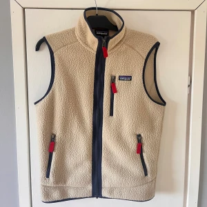 Patagonia väst - En snygg och skön väst från Patagonia som passar till alla tillfällen. Västen är använd vid endast ett fåtal gånger pg av att jag har en likadan i annan färg! 