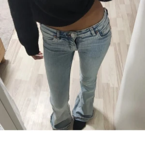 lowwaist ljusa jeans - Fina lågmidjade jeans från monki! Storlek S