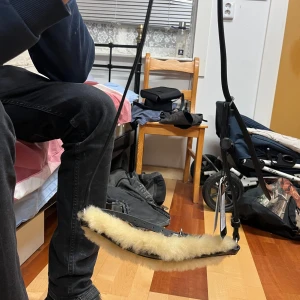 Svart remont nosgrimma med lamm päls    - Oanvänd och jätte fin 