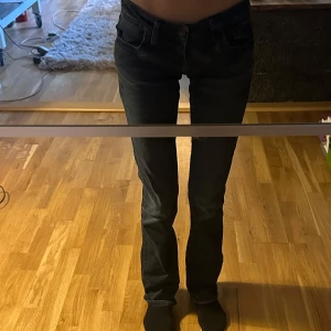 Svarta lågmidjade ltb jeans - Säljer mina lågmidjade ltb jeans i storlek w25 och L36 i modellen valarie! Inga defekter eller slitningar!.