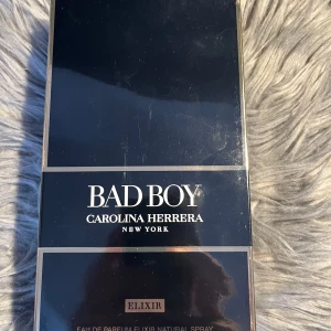 Bad Boy Elixir parfym Carolina Herrera - Bad Boy Elixir från Carolina Herrera är en parfym i en lyxig svart och guldig förpackning. 100ml. Doften är en eau de parfum elixir och kommer i en stilren, rektangulär box med tydliga logotyper och detaljer i guld. Perfekt för dig som gillar exklusiva och kraftfulla dofter.
