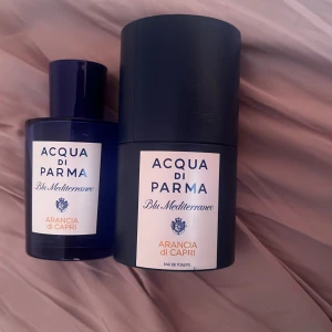 Helt ny arancia di Capri 100ml - Säljer en helt ny aqua di Parma parfym som är köpt för 2099kr. Helt oanvänd doftar väldigt unikt och fräscht. Doften är lyxig och fräsch. 