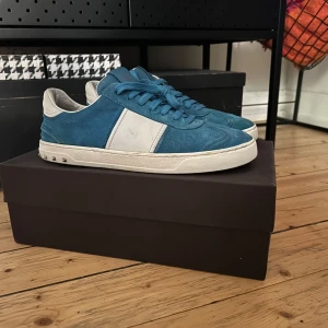 Valentino flycrew - Dom är i bra skick köpte dom helt nya,har använt dom men dom är fortfarande i bra skick har tappat 4 spikar.