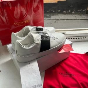 Valentino opens  - Säljer ett par feta Valentino opens, självklart äkta med kvitto som bevis. I prima skick och helt oanvända. Tveka inte på att ställa frågor om du har några. Svarar och skickar vädligt fort.