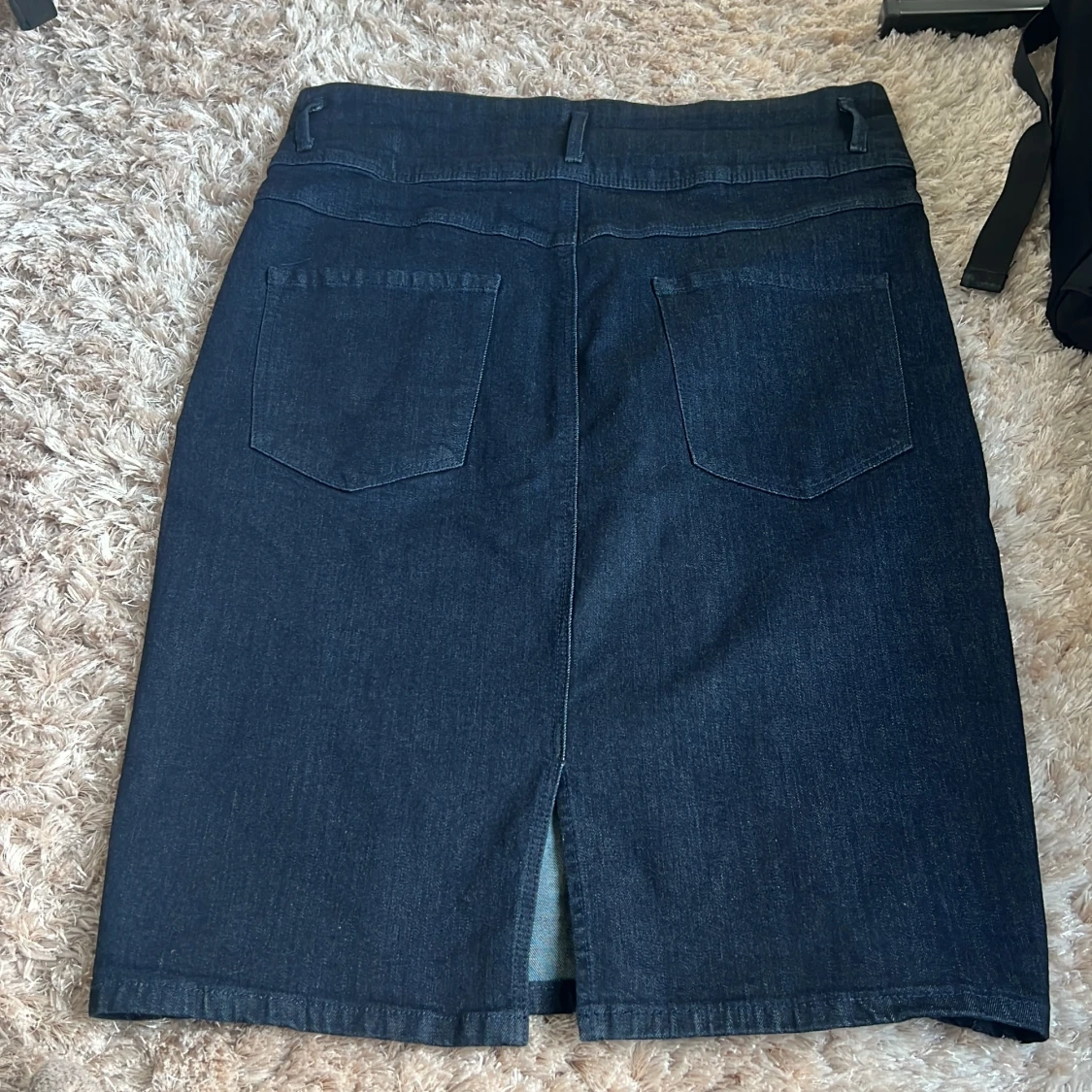 Mörkblå jeanskjol med slits