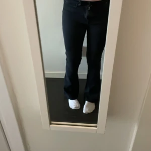Svarta bootcut jeans - Säljer ett par svarta med bootcut jeans. Super snygga lätta att styla💞 Säljer pga dom har blivit för små!
