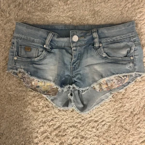 Low waist jeansshorts  - Super söta ljusblå  jeansshorts med fina fickor som syns