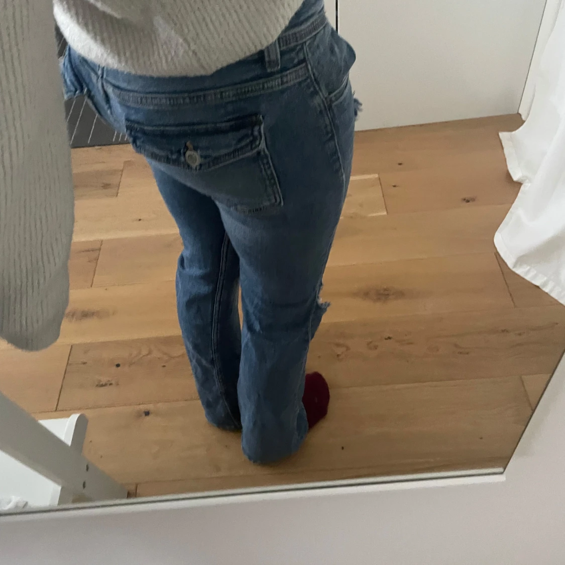 Blå bootcut jeans med slitningar - 2
