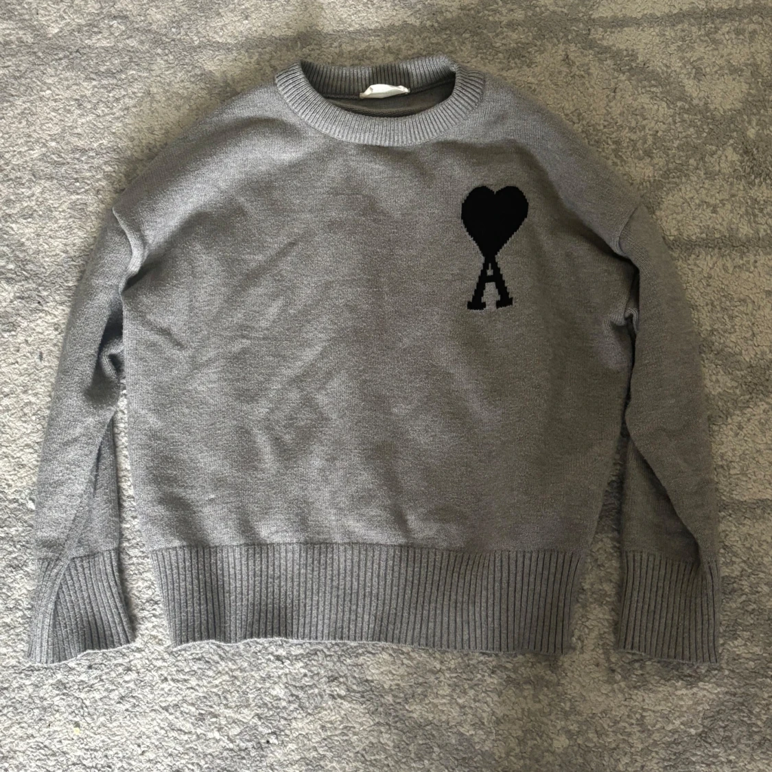 Grå stickad tröja från Ami Paris