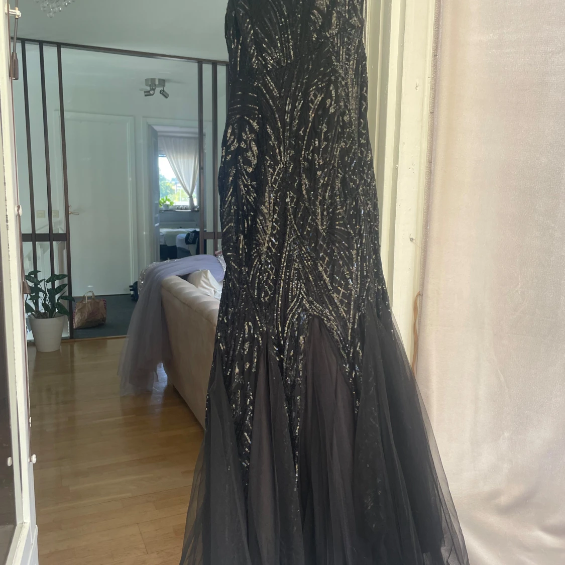 Svart glittrig långklänning med paljetter - 1