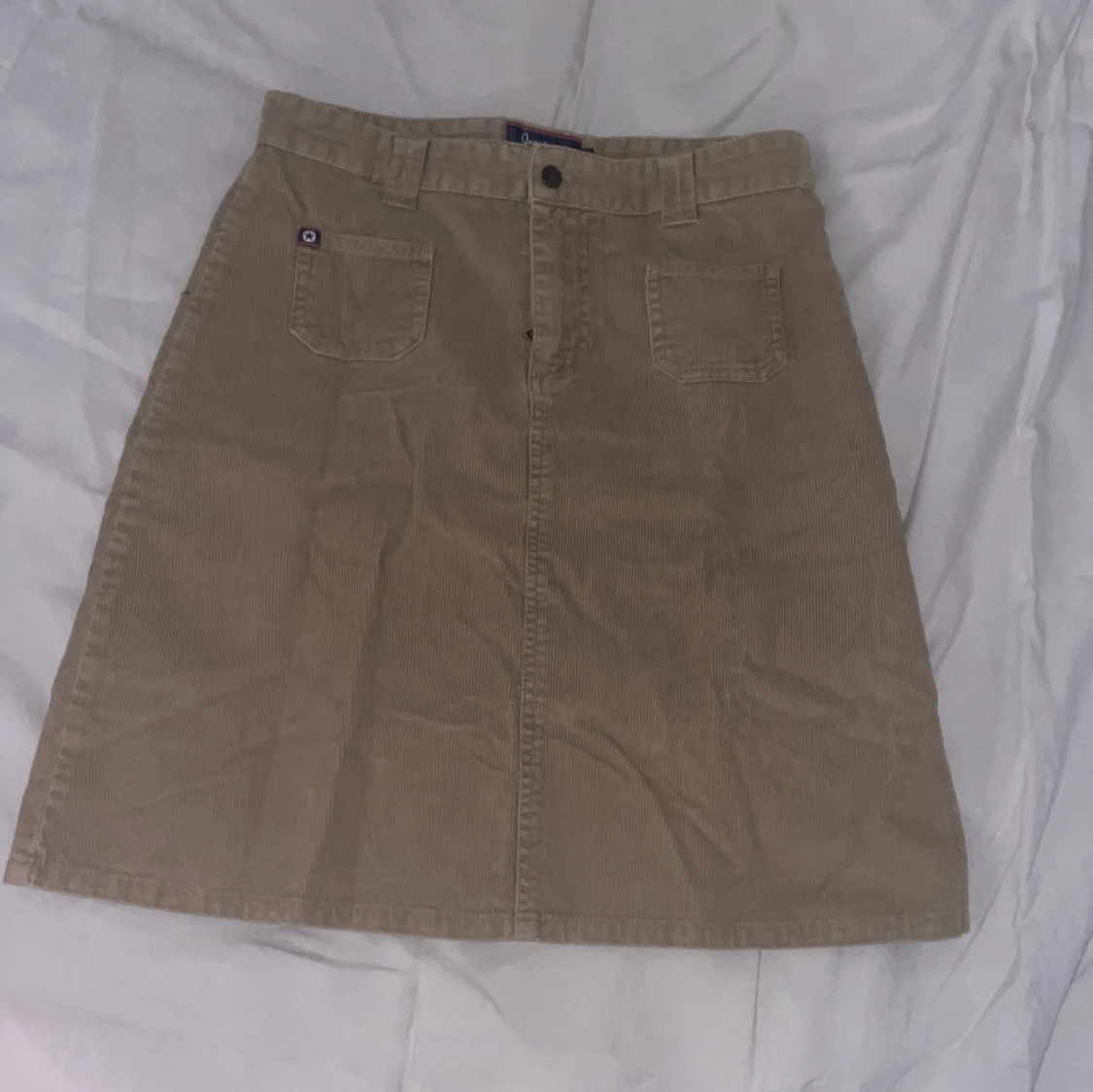 Beige manchesterkjol från Crocker