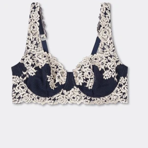 Blommig bh i marinblått - Säljer en bh ifrån intimissimi i storlek 70B nästan helt oasvänd,pris kan såklart talas om.🫰🏽❤️