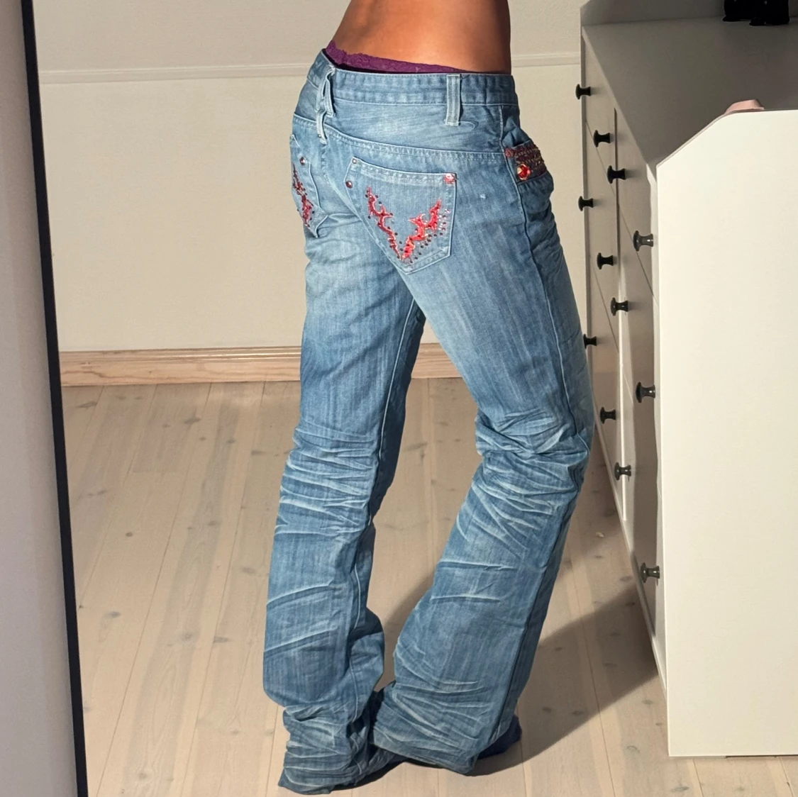 Low bootcut jeans med röda detaljer  - 1