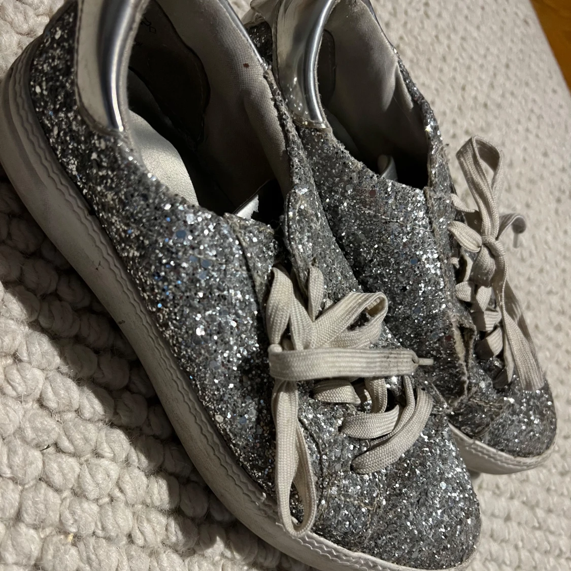 Glittriga silvriga sneakers från Tamaris - 2