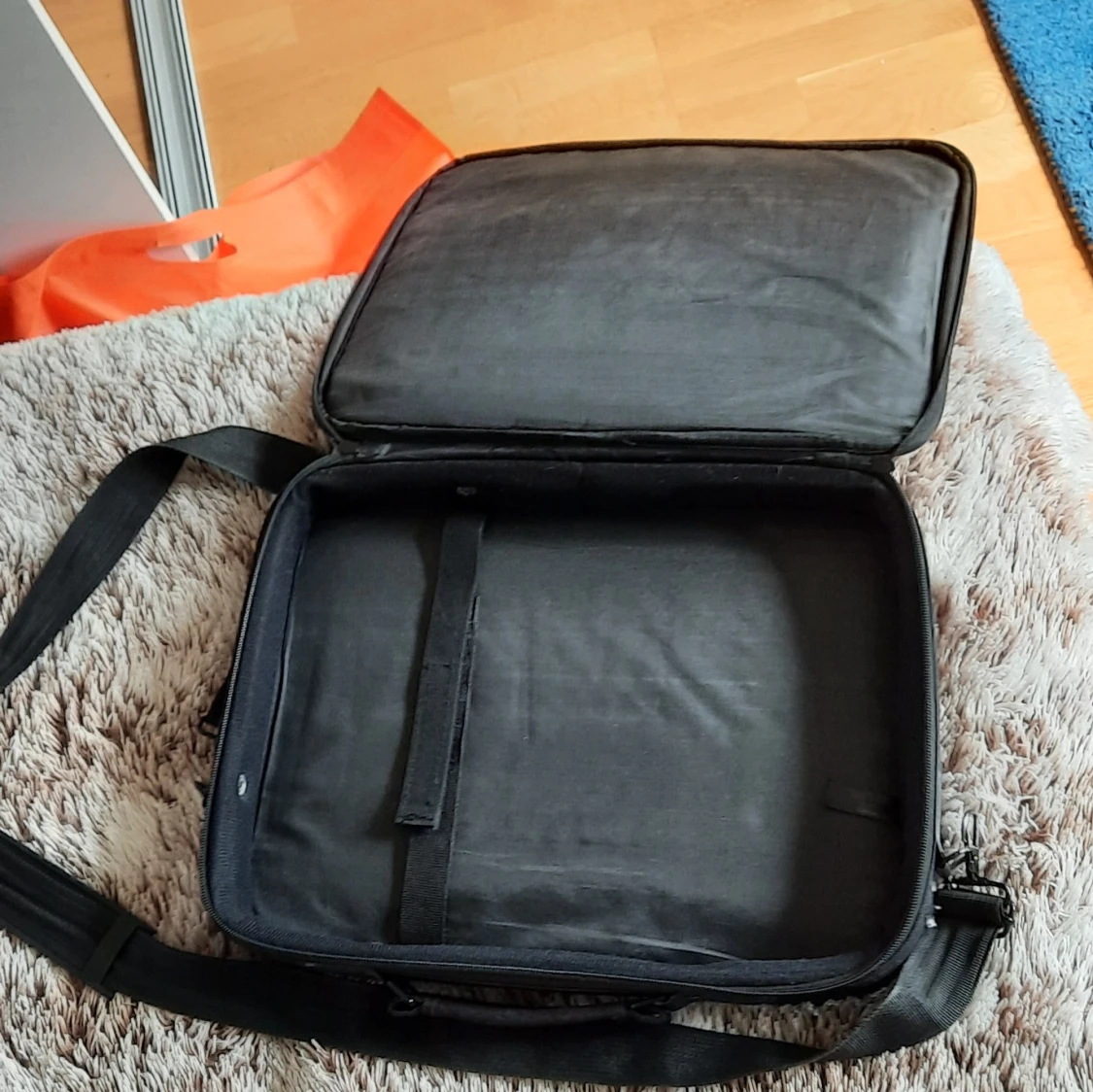 Svart datorväska med axelrem - 2