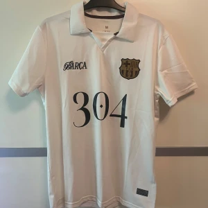 Lamine Yamal X Barcelona fotbollströja - Säljer en Lamine Yamal X Barcelona limited edition fotbollströja. Storlek: M. Helt oanvänd. 