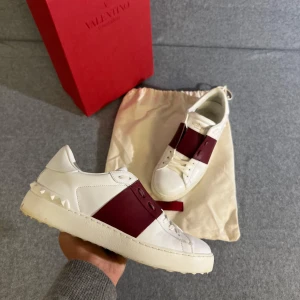 Valentino open - Valentino open skor | 100% äkta med ingående äkthetsgaranti ✔️| Vädligt snygg färg som förbättrar alla outfits | Vädligt eftertraktade | Extremt bra skick | Allt ingår! |  Fraktas samma dag 🚚 📦 | Kontakta vid fler frågor eller funderingar ✔️