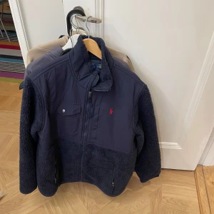 Beige hoodie från Weekday - Jacka från Ralph loren. Tröjorna från weekday. Byxorna från zara. Pris kan diskuteras, skriv för fler bilder vid intresse. 