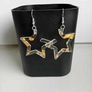 Egentillverkade örhängen  - Örhängen gjorda i resin/epoxy. Längd ca 4.5cm långa. Öronkroken är nickelsäker och aldrig använda 