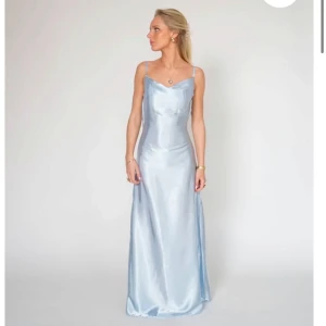 Ljusblå balklänning i satin💙 - Säljer en ljusblå balklänning i satin, helt ny!!🌺