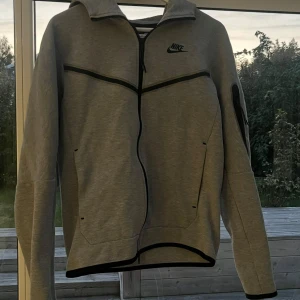 Nike tech fleece grå - Säljer min knappt använda nike tech då jag inte använder den längre. Inga deffekter på den alls, storlek XS men passar lätt S. pris kan diskuteras vid snabb affär!😁🤩