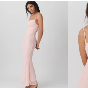 Rosa långklänning  - Säljer en superfin rosa långklänning med spetsdetaljer. Den är endast använd en gång, så är i nyskick💓Ordinarie pris är 599kr