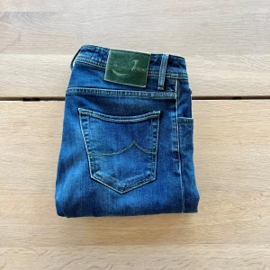 Jacob cohen jeans - Jacob cohen jeans i slim fit modell (622). De är storlek 33 och är i mycket bra skick. Nypris - 5000! Skriv till mig i dm vid frågor eller funderingar! 