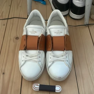 Valentino open - Säljer dessa feta opens till ett lite för bra pris i mycket fint skick de är i en riktigt soft och unik färg som är lite komnjaksfärgade typ, medföljer helt nya extrasnören, defekter? Lite lätt creasade samt lite skrapade på ena sidan av skon samt lite på toeboxen. Skriv för fler bilder och ställ gärna frågor, priset är ej hugget i sten. Storlek 42 men kan passa upp till 43