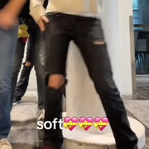 Svarta bootcut jeans med slitningar - Säljer ett par svarta bootcut jeans från & star med slitningar på knäna och snygga detaljer på bakfickorna. Jeansen har klassisk femficksdesign, knapp och dragkedja framtill. Passar till allt!🩷🩷🩵 om ni vill ha fler bilder fråga bara!❤️pris går alltid att diskutera