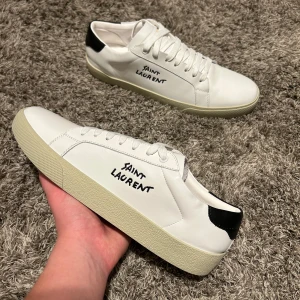 Vita sneakers från Saint Laurent - Säljer ett par vita Saint Laurent skor storlek 45.pris går att diskutera vid snabb affär 