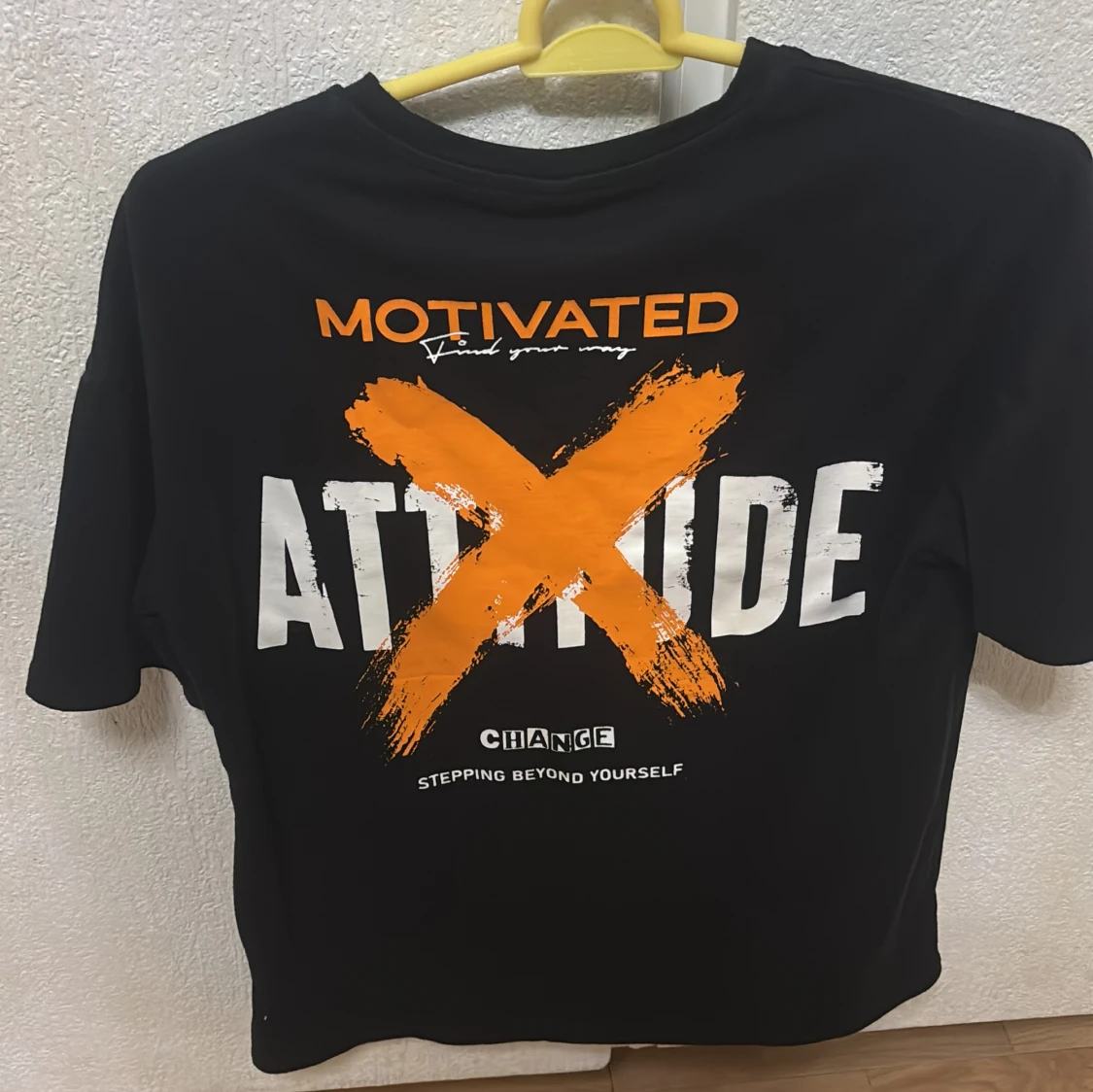 Svart t-shirt med tryck från SHEIN - 1