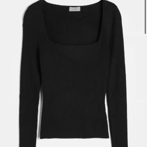 Svart ribbad långärmad topp - Säljer en helt oanvänd svart ribbad långärmad topp med fyrkantig ringning som tyvärr inte kommit till användning 💗