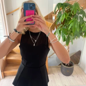 Svart volang topp - As cool topp med en volang på änden och genomskinligt material på toppen❤️❤️❤️