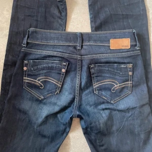 Vintage low waist bootcut Mavi jeans - Finns inga skador eller defekter!😇 Storlek W27 L34, mått finns på sista bilden💞Säljer då de tyvärr är för långa på mig (på de sista 2 bilderna är de uppvikta)💞