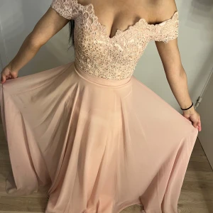 Ljusrosa långklänning med spets och offshoulder - Festklänning, passar bra till bal, bröllop osv.💃 Endast använt 1 gång till ett bröllop. Men som ny Nypris 4499 🧾 mitt pris 2300🥰 Köpte i butik Diamar i Jönköping📍 Jag är 156, väger 52