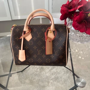 Speedy 25 - Säljer min helt nya speedy 25. Oanvänd. Kommer med dustbag, clutch, lås och nyckel samt strap. Serienummer och kvitto finns. Skriv gärna vid frågor! 🥰