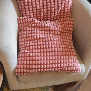 Rosa pläd i mjukt material, sängkappa, gardiner, kuddar rosa inredning  - Säljer en stor och mjuk pläd i ljusrosa färg. Pläden har en slät yta och är perfekt att ha i soffan eller sängen för extra mysfaktor. Passar bra som inredningsdetalj i sovrum eller vardagsrum. Pma för mer information 