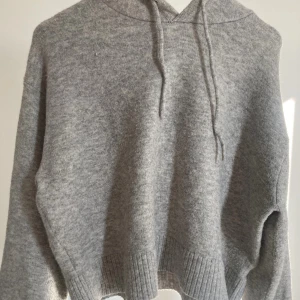 Stickad huvtröja  - Säljer denna supersöt stickade huvtröja från about you då den tyvärr inte kommer till användning💓 Den är super lik den trendiga stickade zara tröjan! den är knappt använd!